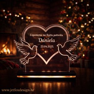 Personalizirana lampa golubice s imenom i tekstom, simbol Duha Svetoga za prvu pričest – tražiš li poklon koji ima duboko značenje?