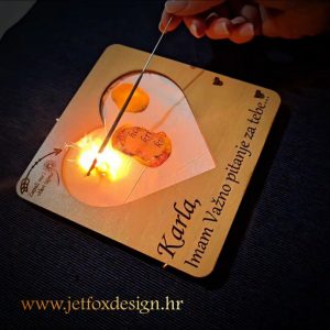 Vatrena pitalica u obliku srca koja pri gorenju otkriva poruku – želiš li iznenaditi osobu na poseban i emotivan način?