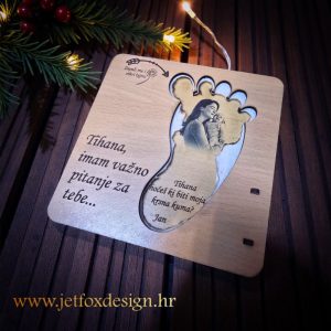 Zapaljiva pitalica u obliku stopala s pitanjem Hoćeš li biti moja kuma – tražiš li emotivan i nezaboravan način da pitaš kumu?