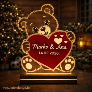 3D LED lampa u obliku medvjedića koji drži srce s imenima i datumom po želji – tražiš li sladak poklon za Valentinovo ili godišnjicu?