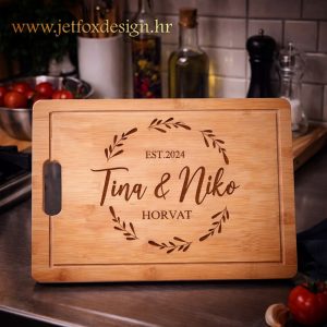 Drvena daska s imenima i prezimenom ugravirana u elegantni vijenac – što pokloniti paru koji započinje zajednički život?