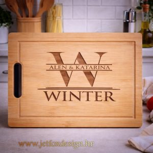 Drvena daska s monogramom i prezimenom Winter, personalizirana po želji – što pokloniti za useljenje ili godišnjicu?