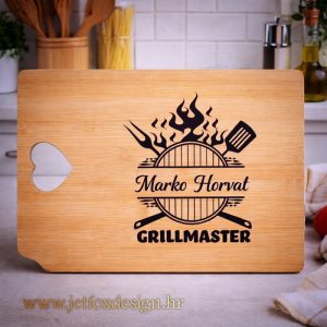 Drvena daska za roštilj s motivom roštilja i natpisom Grillmaster – što pokloniti tati, mužu ili prijatelju za rođendan?