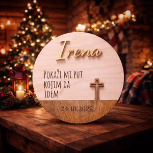 Drvena dekoracija za krizmu s imenom i reljefnim križem – tražite poseban duhovan poklon za djevojku?