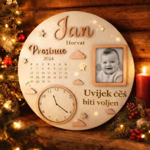 Drvena ploča za rođenje bebe s imenom, datumom, satom i težinom – emotivan poklon za roditelje.