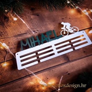 Unikatni držač za medalje s motivom bicikla i personalizacijom, idealan za čuvanje uspomena s biciklističkih utrka i natjecanja. Tražite originalan poklon za biciklista?