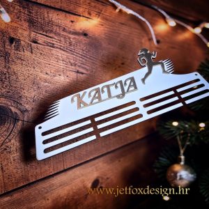 Personalizirani držač za medalje za trkače izrađen preciznim laserskim rezanjem, savršen za izlaganje medalja s utrka i maratona. Što pokloniti trkaču za rođendan?