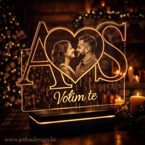 LED lampa s inicijalima, srcem i fotografijom para te imenima i tekstom – tražite li romantičan poklon koji nosi osobnu poruku?