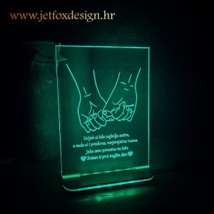 Personalizirana LED lampa s minimalističkom gravurom isprepletenih ruku i posvetom po želji.