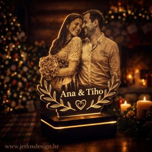LED lampa s fotografijom pretvorenom u siluetu ljudi i personaliziranim imenima – tražite li poseban poklon koji izgleda moderno i emotivno?