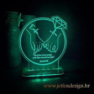 Personalizirana LED lampa s 3D efektom, motivom isprepletenih ruku, prstenom, imenima para i datumom zaruka ili vjenčanja.