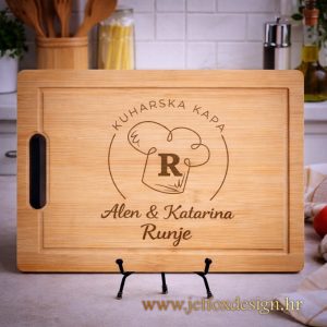 Personalizirana daska s motivom kuharske kape i prezimenom Runje – tražite poklon za par koji voli kuhati?