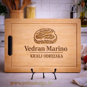 Personalizirana daska za meso s natpisom Kralj odrezaka i imenom Vedran – tražite poklon za pravog mesnog majstora?