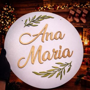 Personalizirana okrugla dekoracija s imenom i zlatnim reljefnim slovima – tražite li poseban poklon za rođenje djeteta ili krštenje?