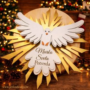 Personalizirana drvena dekoracija za Svetu Potvrdu s imenom i motivom Duha Svetoga u zlatnim tonovima.