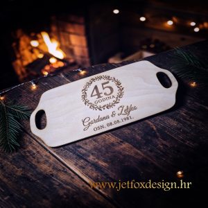 Personalizirana drvena daska s gravurom po želji, savršen poklon za godišnjicu, vjenčanje ili obnovu bračnih zavjeta.