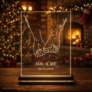 Personalizirana LED lampa s gravurom para koji se drži za ruke, imenima Jessica i Charlie te datumom veze – tražiš li romantičan poklon za godišnjicu koji ima posebno značenje?