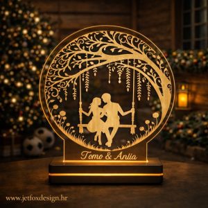 Personalizirana LED lampa s motivom para na ljuljački ispod romantičnog stabla – tražiš li poseban poklon za godišnjicu ili Valentinovo?