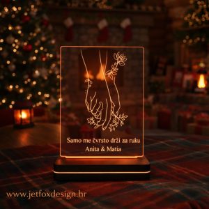 Personalizirana LED lampa s gravurom ruku koje se drže i natpisom Samo me čvrsto drži za ruku, personalizirana imenima para – tražiš li romantičan poklon za voljenu osobu?