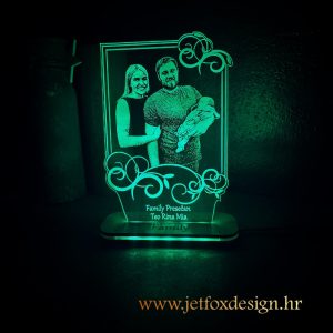 Personalizirana LED akrilna lampa s 3D efektom i fotografijom obitelji, unikatna uspomena za dom i posebne prilike.