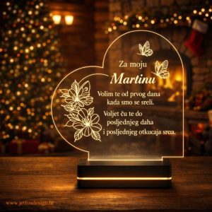 Personalizirana LED lampa u obliku srca s imenom Martina i romantičnom porukom ljubavi, s motivima leptira i cvijeća – tražiš li poklon za djevojku koji će je ostaviti bez riječi?