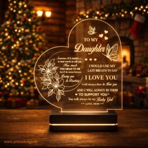 Akrilna lampa za kćer s graviranom porukom ljubavi i motivima leptira i cvijeća, na modernom LED postolju – što pokloniti kćeri za rođendan ili Božić?