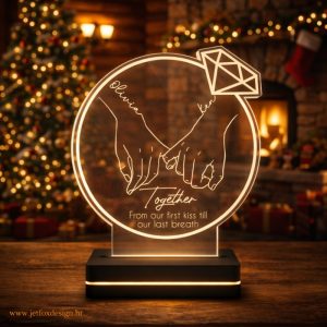 Personalizirana LED lampa u okruglom obliku s gravurom ruku, imenima para i motivom dijamanta, romantični poklon za zaruke – tražiš li poseban dar za buduću zaručnicu?