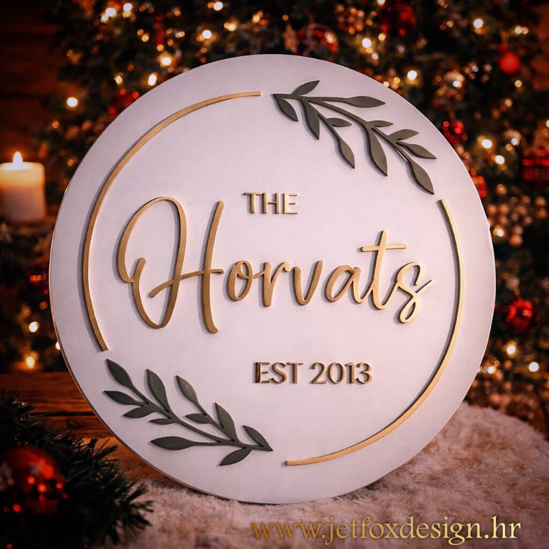 Personalizirana obiteljska dekoracija s prezimenom i godinom osnutka obitelji – tražite li poseban detalj za dom ili poklon za useljenje?