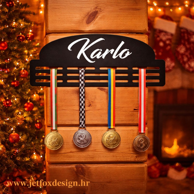 Personalizirani držač za medalje s imenom Karlo i više prečki za medalje – tražite poklon za dijete koje osvaja medalje u sportu?