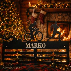 Personalizirani držač za medalje triatlon s imenom i motivima plivanja, biciklizma i trčanja – želite li medalje s utrka izložiti na poseban način?