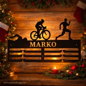 Personalizirani držač za medalje triatlon s imenom i motivima plivanja, biciklizma i trčanja – tražite li savršeno mjesto za medalje s utrka?