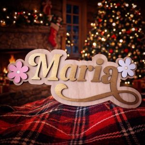 Personalizirana drvena dekoracija s imenom djevojčice i cvjetićima – tražite poseban ukras za dječju sobu?