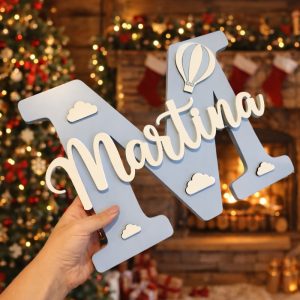Personalizirano drveno slovo s imenom Martina u svijetloplavoj boji s motivima oblaka i balona – tražite li nježnu dekoraciju za dječju sobu ili poklon za rođenje djeteta?
