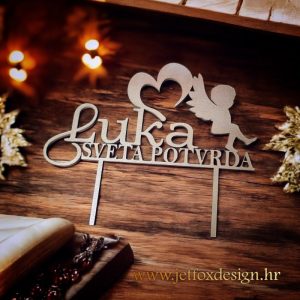 Topper za Svetu potvrdu s motivom anđela i srca te imenom krizmanika – tražite li nježnu i simboličnu dekoraciju za krizmenu tortu?