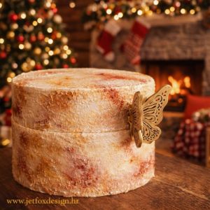 Personalizirani topper s imenom i 3D leptirom postavljenim bočno na tortu – kako postići profinjen i moderan izgled torte?