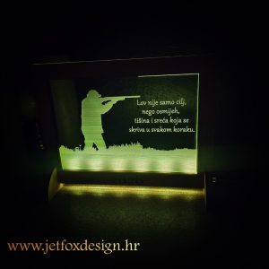 Tražite originalan poklon za lovca? Personalizirana akrilna LED lampa s motivom lovca, imenom i posvetom.