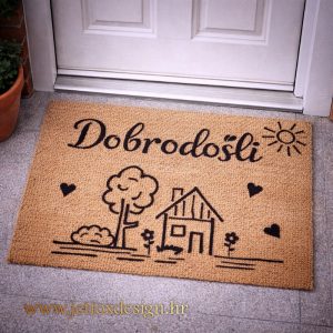 Tražite otirač Dobrodošli za svoj dom? Kokosov ulazni otirač s motivom kućice, drveta i natpisom Dobrodošli unosi toplinu u svaki ulaz.