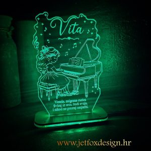 Tražite personaliziranu LED lampu za djevojčicu koja svira klavir? Akrilna lampa s motivom djevojčice za klavirom, imenom i tekstom po želji.