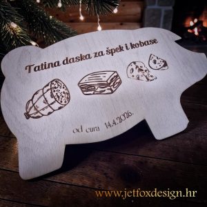 Tražite originalan poklon za ljubitelja suhomesnatih proizvoda? Personalizirana drvena daska u obliku svinje s gravurom po želji.