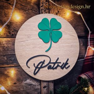 Tražite personaliziranu dekoraciju za zid? Drvena dekoracija s imenom i djetelinom s četiri lista kao simbolom sreće.