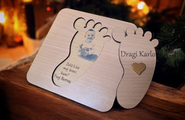 Personalizirana pitalica u obliku stopala izrađena od kvalitetnog drveta s fotografijom i tekstom po želji. Tražite najljepši način za pitanje za kumstvo?