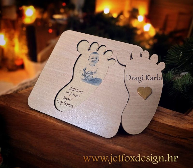 Personalizirana pitalica u obliku stopala izrađena od kvalitetnog drveta s fotografijom i tekstom po želji. Tražite najljepši način za pitanje za kumstvo?