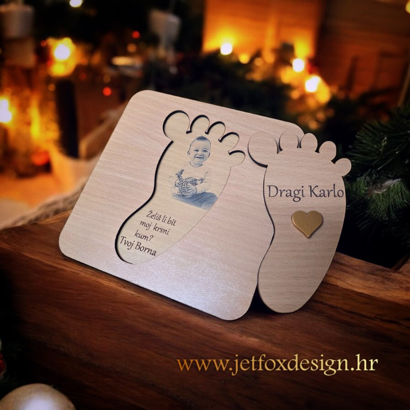 Personalizirana pitalica u obliku stopala izrađena od kvalitetnog drveta s fotografijom i tekstom po želji. Tražite najljepši način za pitanje za kumstvo?