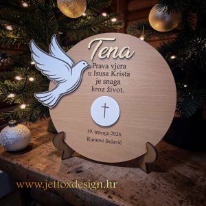 Tražite uspomenu za Prvu pričest? Personalizirana drvena dekoracija s golubicom, hostijom i imenom djeteta.