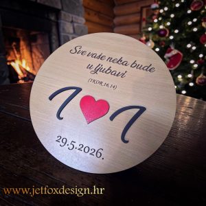 Tražite originalan poklon za vjenčanje? Personalizirana drvena uspomena s imenima mladenaca, srcem i datumom vjenčanja.