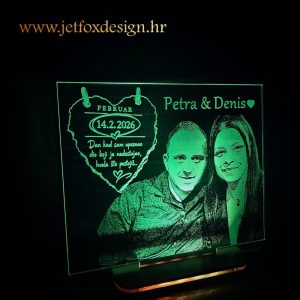 Tražite najljepši poklon za par? Personalizirana LED lampa s fotografijom, datumom upoznavanja i posvetom.
