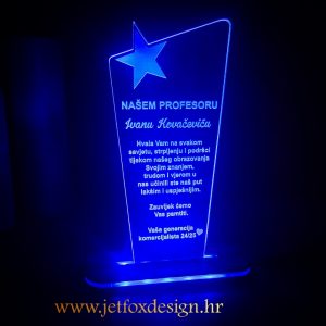Tražite originalan poklon za profesora? Personalizirana LED lampa s posvetom, imenom i zahvalom učenika.