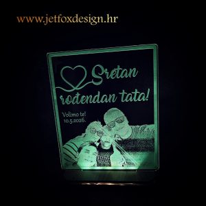 Tražite najljepši poklon za tatu? Personalizirana LED lampa s obiteljskom fotografijom i posvetom.