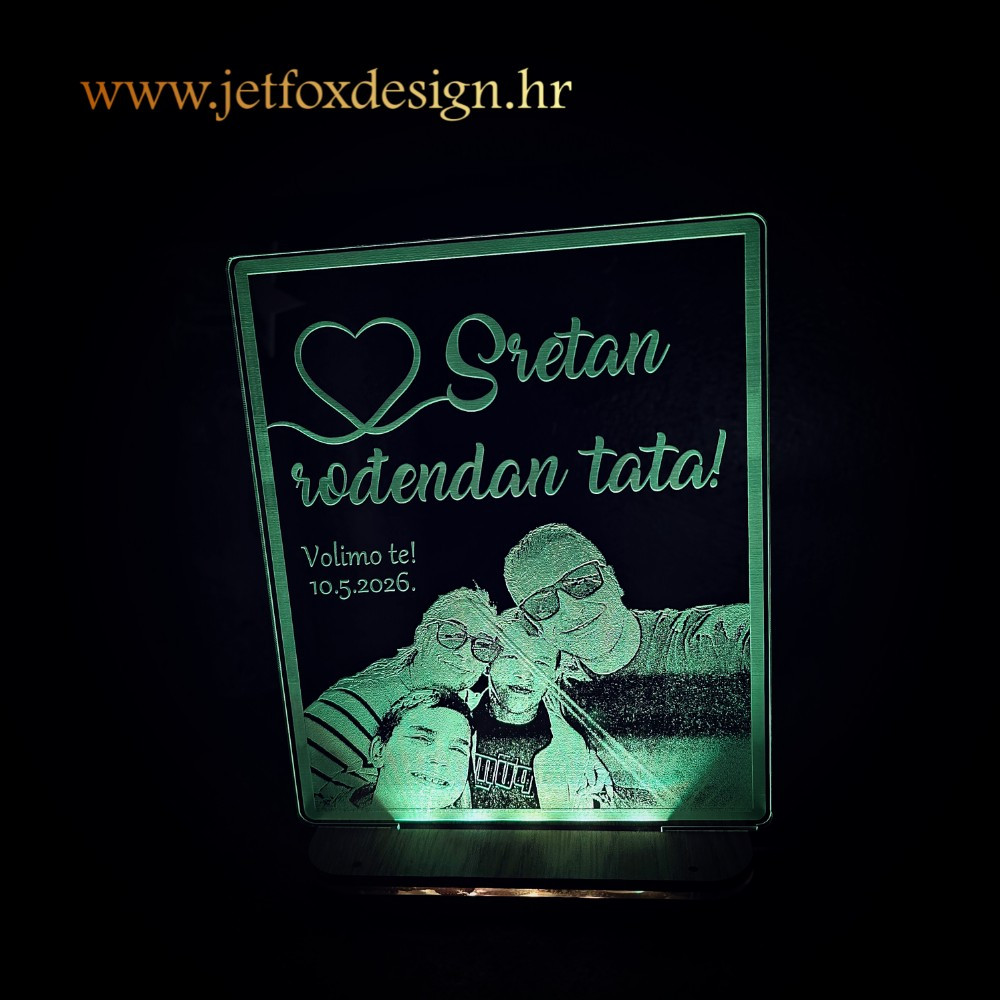 Tražite najljepši poklon za tatu? Personalizirana LED lampa s obiteljskom fotografijom i posvetom.
