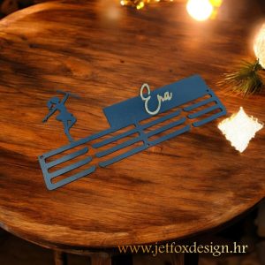Tražite originalan poklon za mažoretkinju? Personalizirani metalni držač za medalje s imenom i motivom mažoretkinje.
